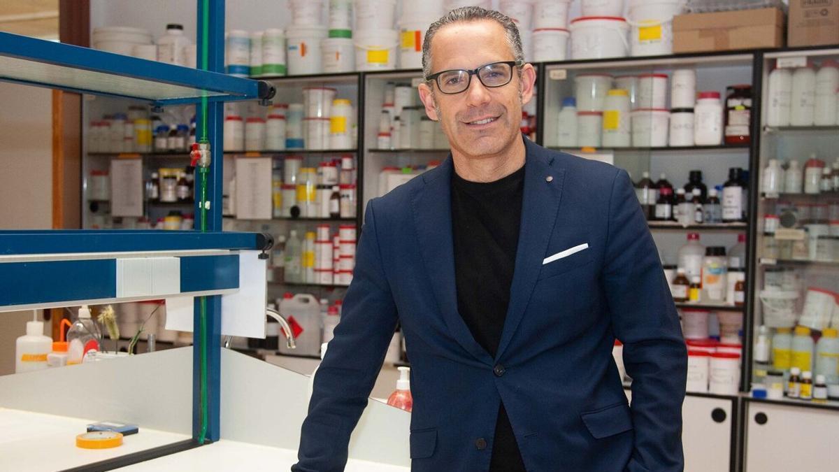 Gorka Orive, en un laboratorio de la Facultad de Farmacia de la UPV/EHU.