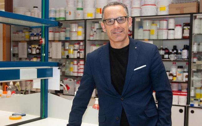 Gorka Orive, en un laboratorio de la Facultad de Farmacia de la UPV/EHU.