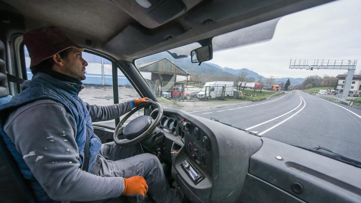 Imagen de archivo del conductor de un camión al volante.