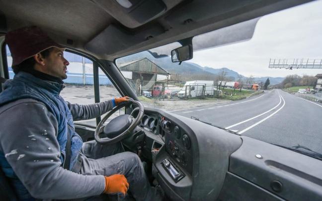 Imagen de archivo del conductor de un camión al volante. Imagen de archivo del conductor de un camión al volante.