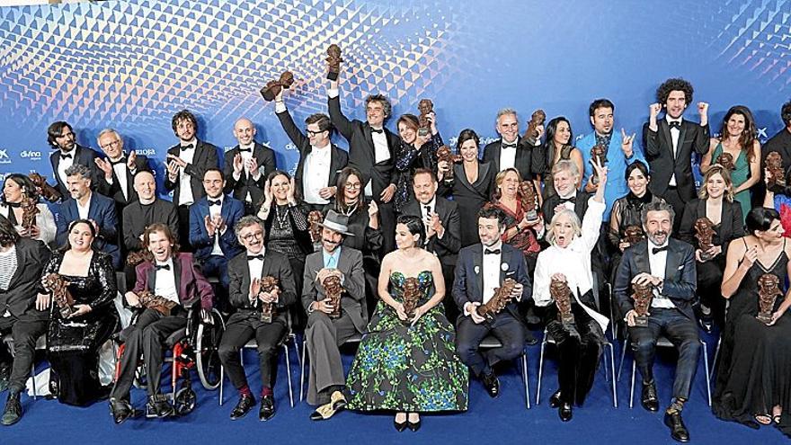 Foto de familia de todos los premiados tras la ceremonia de los Goya 2023