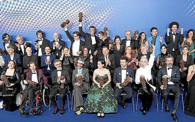 Foto de familia de todos los premiados tras la ceremonia de los Goya 2023