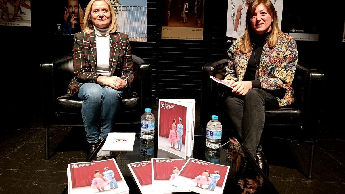 La alcaldesa, Amaia del Campo, junto a Ana López Asensio, directora de Barakaldo Antzokia.