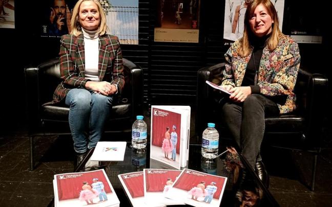 La alcaldesa, Amaia del Campo, junto a Ana López Asensio, directora de Barakaldo Antzokia.