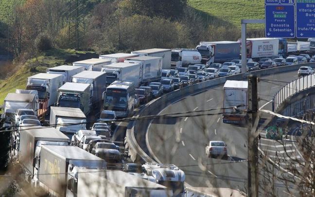 Imagen de retenciones en la AP-8 de Irun