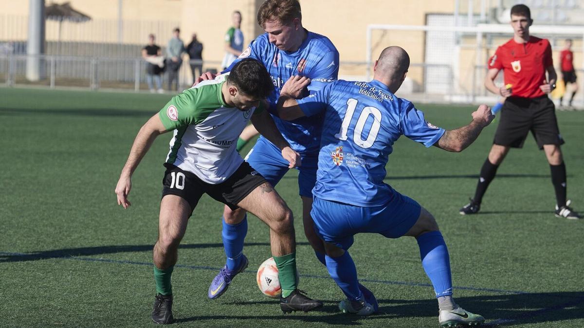 Los jugadores del Egüés, Javier Teres y Arellano, disputan un balón con Mata, del Oberena.