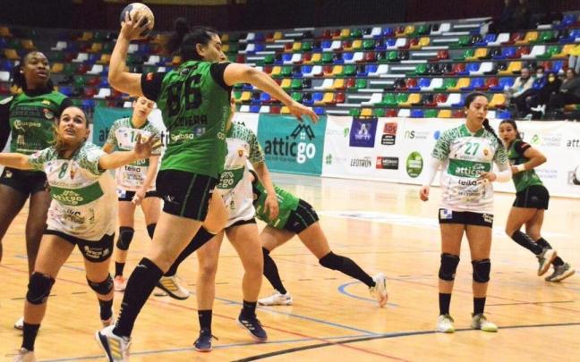 Valeska Lovera busca el tiro ante la portería del Elche.