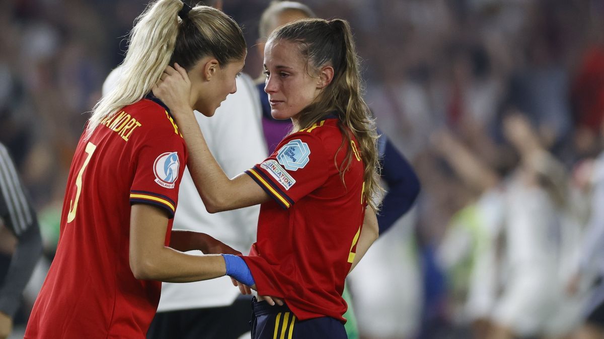 Las jugadoras españolas Laia u Ona apenadas al final del partido