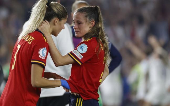 Las jugadoras espa&ntilde;olas Laia u Ona apenadas al final del partido