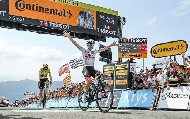 Tadej Pogacar, que estar&aacute; en la Cl&aacute;sica San Sebasti&aacute;n, celebra uno de sus tres triunfos de etapa en el pasado Tour de Francia.