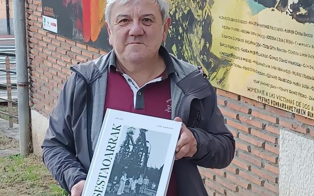 Jose Sampedro posa con su libro &lsquo;Sestaoarrak 1981-2021&rsquo;.