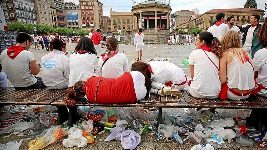 Un banco de la Plaza del Castillo, donde se acumula basura. | FOTO: BERGASA