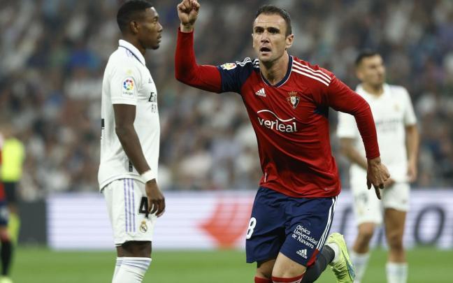 El delantero de Osasuna Kike Garc&iacute;a celebra su gol contra el Real Madrid