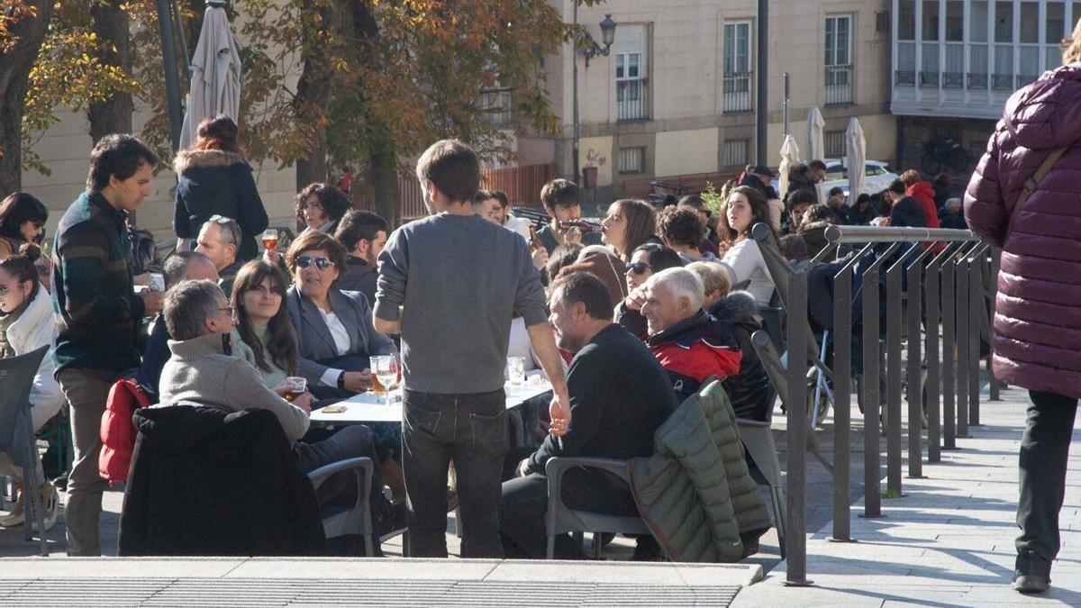 Varias personas en una terraza en Vitoria