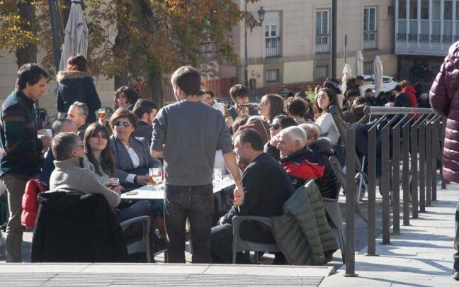 Varias personas en una terraza en Vitoria
