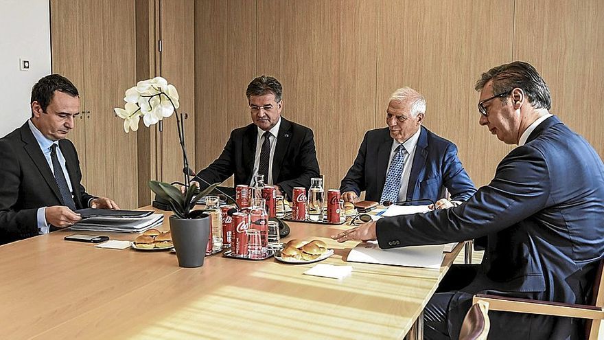 El líder serbio, Aleksandar Vucic, a la derecha, y el kosovar Albin Kurti, a la izquierda, en el encuentro con Josep Borrell del pasado día 18. | FOTO: E.P.