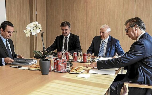 El líder serbio, Aleksandar Vucic, a la derecha, y el kosovar Albin Kurti, a la izquierda, en el encuentro con Josep Borrell del pasado día 18. | FOTO: E.P. El líder serbio, Aleksandar Vucic, a la derecha, y el kosovar Albin Kurti, a la izquierda, en el encuentro con Josep Borrell del pasado día 18. | FOTO: E.P.