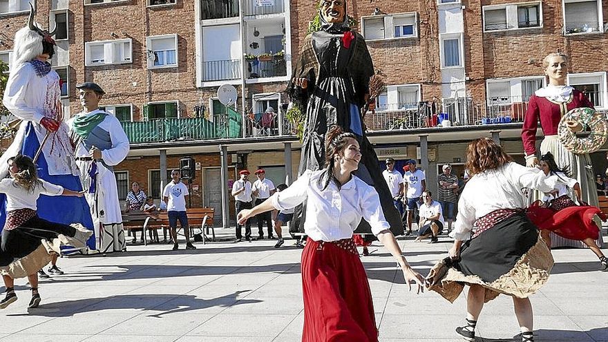 Despedida y bienvenida a Momotxorro y Sorgiña en Altsasu