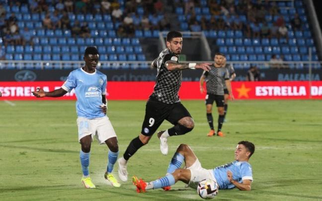 Miguel De la Fuente trata de superar a un rival del Ibiza