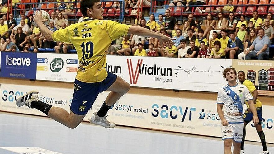 Julen Mujika, en el último partido del Bidasoa. | FOTO: GORKA ESTRADA