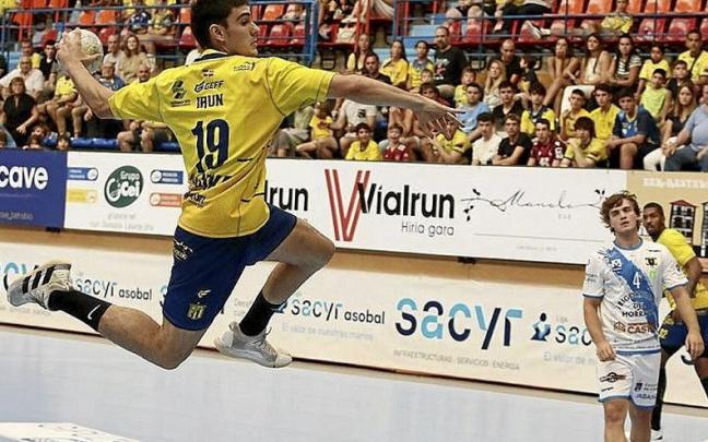 Julen Mujika, en el último partido del Bidasoa. | FOTO: GORKA ESTRADA