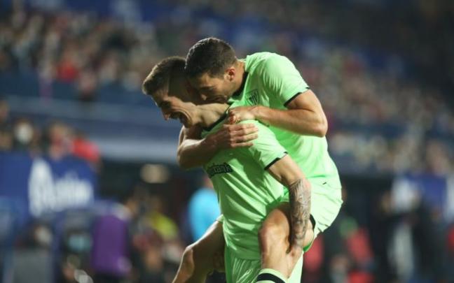 Sancet y De Marcos celebran uno de los tres goles que el navarro endosó a Osasuna en la pasada jornada. Sancet y De Marcos celebran uno de los tres goles que el navarro endosó a Osasuna en la pasada jornada.