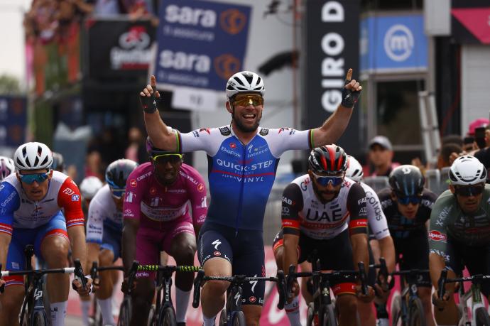 Mark Cavendish festeja la victoria de etapa.