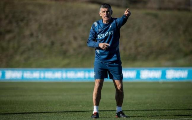 Mendilibar, en un entrenamiento con el Alavés Mendilibar, en un entrenamiento con el Alavés
