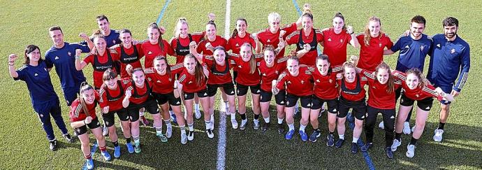 La plantilla y el cuerpo técnico de Osasuna, en Tajonar en uno de los últimos entrenamientos del equipo antes de viajar a Santander.