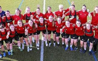 La plantilla y el cuerpo técnico de Osasuna, en Tajonar en uno de los últimos entrenamientos del equipo antes de viajar a Santander.