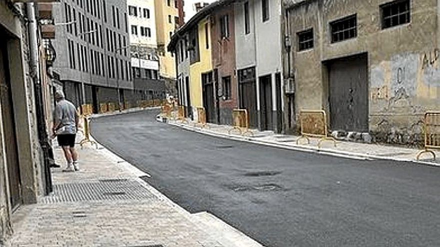 El tramo de la calle Zubieta que ya muestra su aspecto urbanístico renovado, con aceras más amplias.