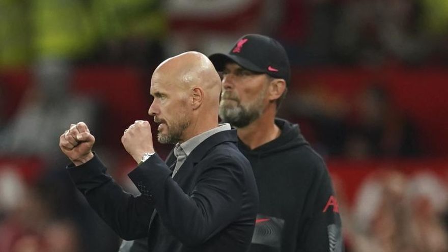 Ten Hag, con Klopp de fondo, celebra la victoria de su United ante el Liverpool