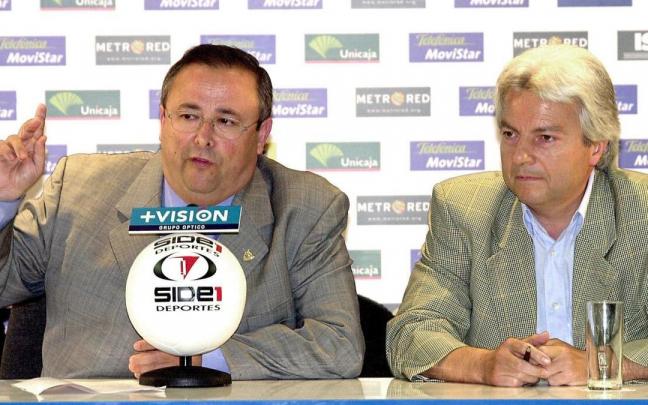 El expresidente de Málaga, Fernando Puche (izq.), en el momento de explicar su dimisión como presidente a la prensa, por motivos personales.