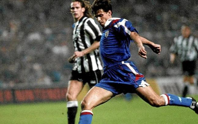 José Ángel Ziganda, durante la eliminatoria de la UEFA del curso 1994-95 ante el Newcastle. José Ángel Ziganda, durante la eliminatoria de la UEFA del curso 1994-95 ante el Newcastle.
