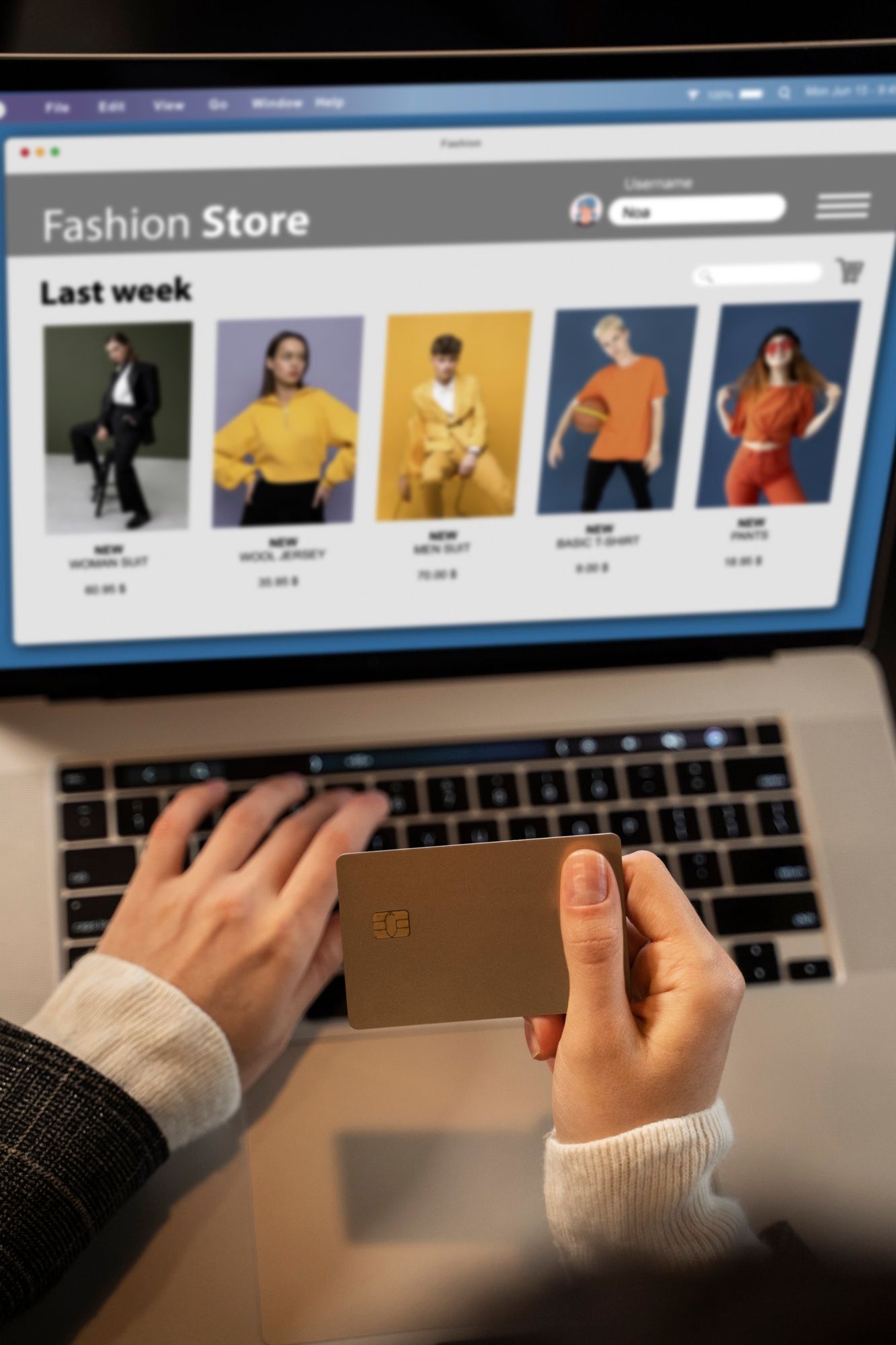 Una mujer compra ropa en una página web.
