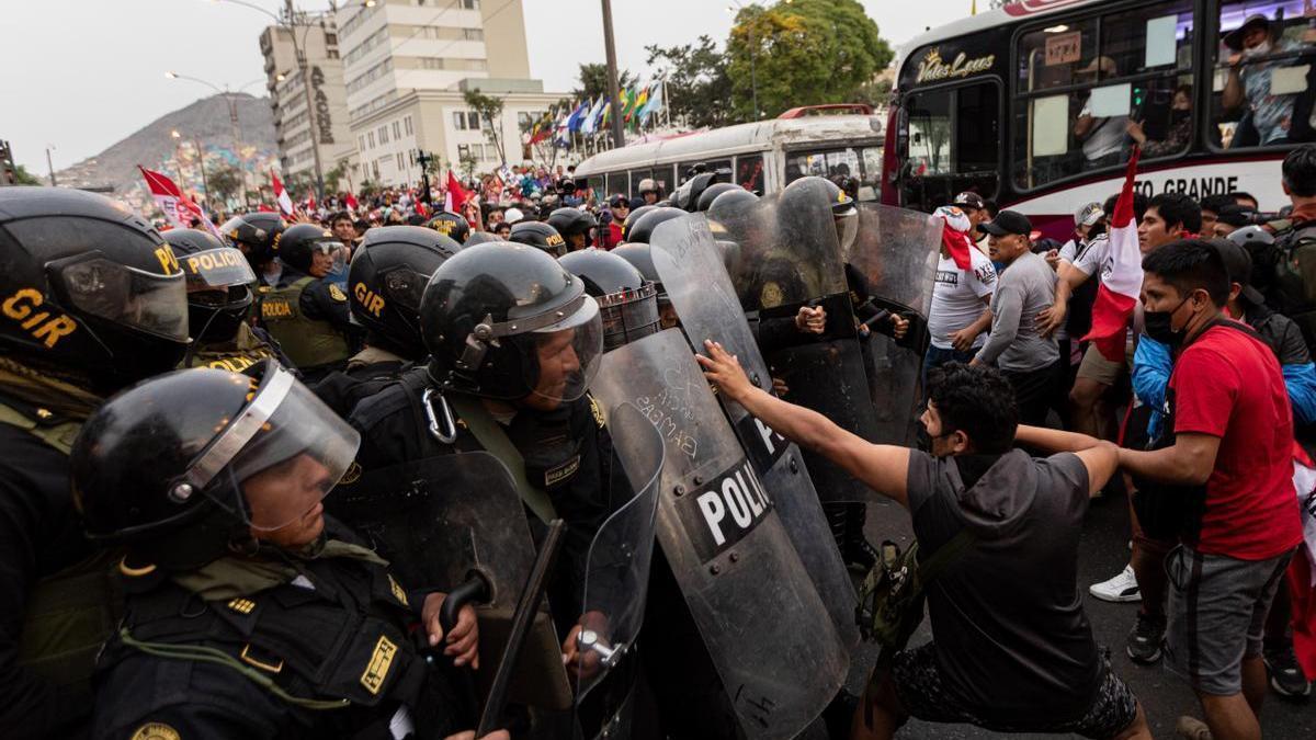 Al menso dos personas han muerto en las protestas que se han producido para reclamar un adelanto electoral.