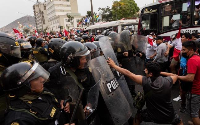 Al menso dos personas han muerto en las protestas que se han producido para reclamar un adelanto electoral.