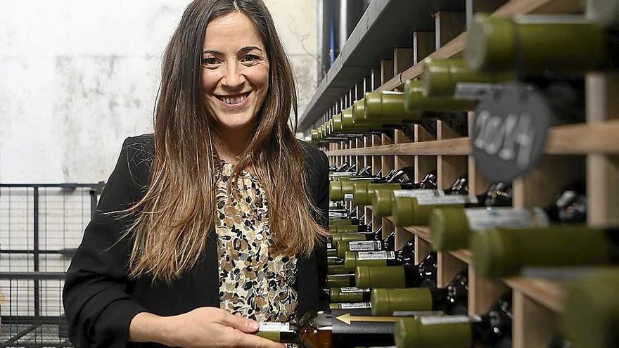 Amaia Arguiñano, en la bodega, entre botellas.