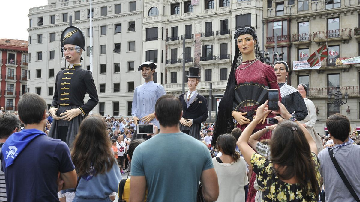 Pasacalles de Gigantes y Cabezudos en la Aste Nagusia 2019