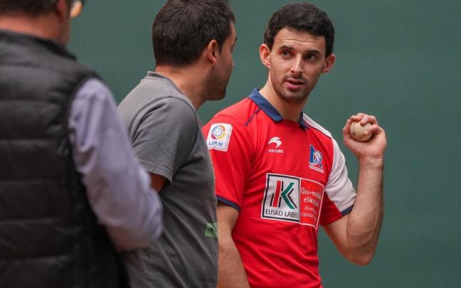 Jokin Altuna elige material junta a Jon Apezetxea.