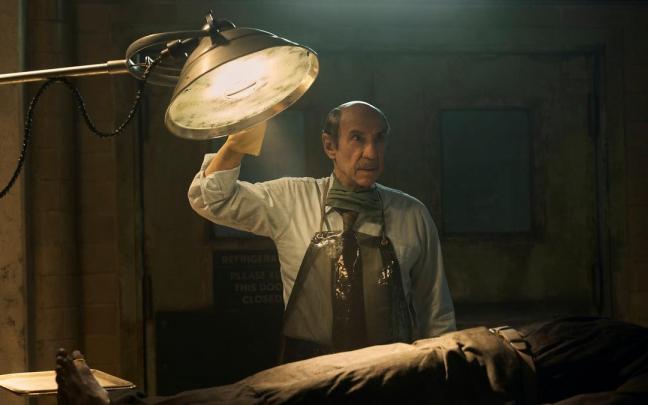 F.Murray Abraham en el episodio &lsquo;La autopsia&rsquo;.