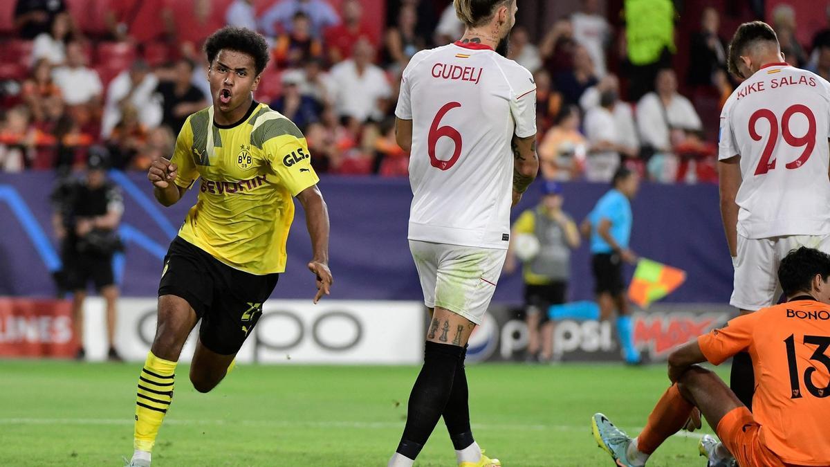Adeyemi celebra su gol en el Pizjuán.