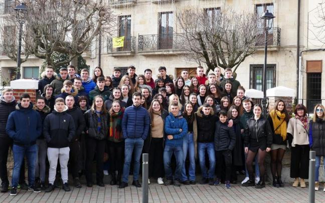 La quinta de 2023 con el alcalde, Javier Ollo y las profesoras de Zortziko, Nerea Mazkiaran, Aitziber Etxaiz y Edurne González. La quinta de 2023 con el alcalde, Javier Ollo y las profesoras de Zortziko, Nerea Mazkiaran, Aitziber Etxaiz y Edurne González.