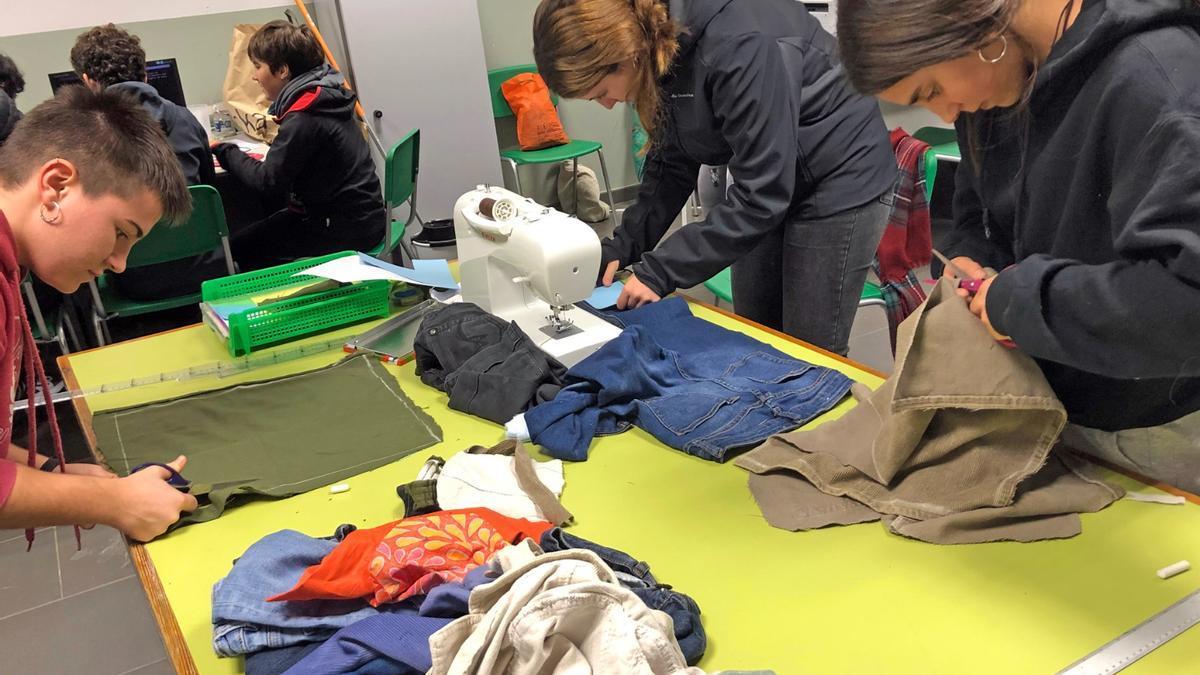 Alumnado en un taller de 'boc’r rolles', portabocadillos con materiales reciclados