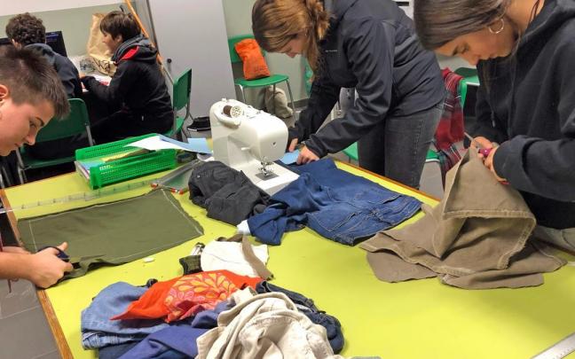 Alumnado en un taller de 'boc’r rolles', portabocadillos con materiales reciclados Alumnado en un taller de 'boc’r rolles', portabocadillos con materiales reciclados