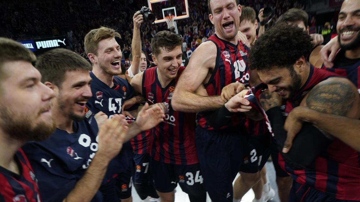 Los jugadores baskonistas celebran el triunfo ante el Real Madrid.