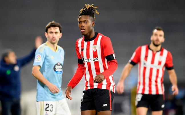 Valverde, al fondo, da instrucciones a sus futbolistas.