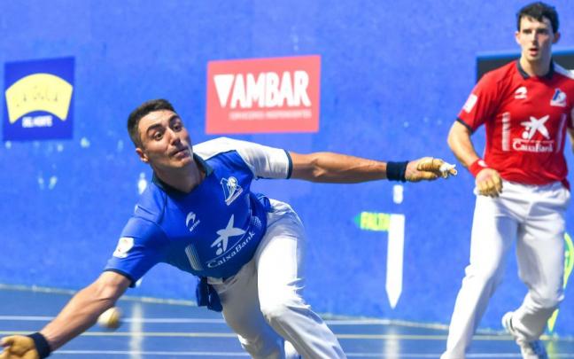 Peio Etxeberria alcanza una pelota ante la mirada de Jokin Altuna. Peio Etxeberria alcanza una pelota ante la mirada de Jokin Altuna.