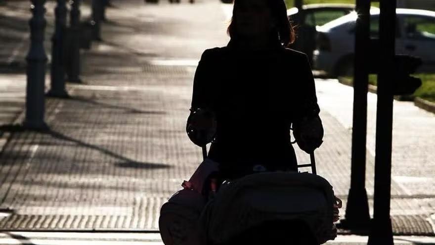 Una mujer con un carrito