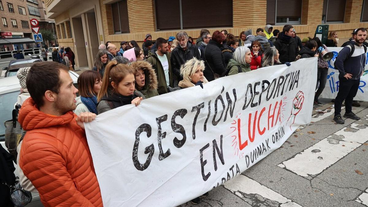 Protesta de trabajadores y trabajadoras durante la huelga.